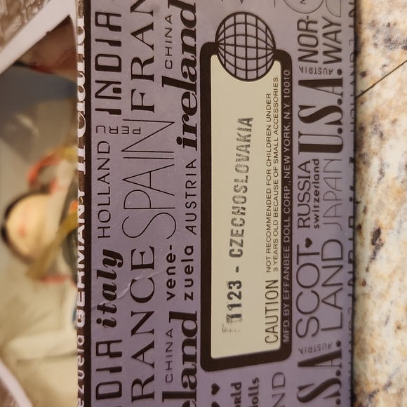 The Wonderful World of Effanbee Dolls Czechoslovakia 1123 - Picture 4 of 4